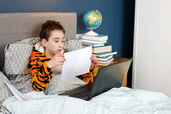 Νεαρό Καυκάσιο Αγόρι Που Σπουδάζει Στο Σπίτι Του Διαδικτυακά Μαθήματα — Φωτογραφία Αρχείου