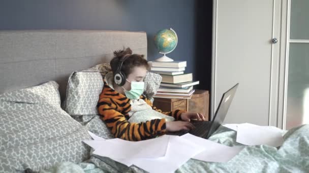 遠隔学習オンライン教育 読書や学校の宿題を行う コロナウイルスの隔離 — ストック動画