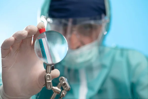 生物学と科学 顔のマスクを身に着けている医者 ウイルスや細菌の細胞 全世界へ 流行性インフルエンザ コロナウイルス — ストック写真
