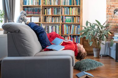 Çevrimiçi eğitim, kitap okuma ve okul ödevi yapma mesafesi. Coronavirüs karantinası.