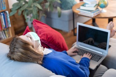 Evde eğitim. Evden okula. Okul ödevi yapıyordum. Coronavirüs karantinası