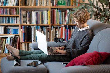 Evde eğitim. Evden okula. Okul ödevi yapıyordum. Coronavirüs karantinası