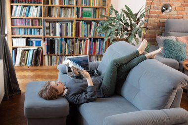 Evde eğitim. Evden okula. Okul ödevi yapıyordum. Coronavirüs karantinası