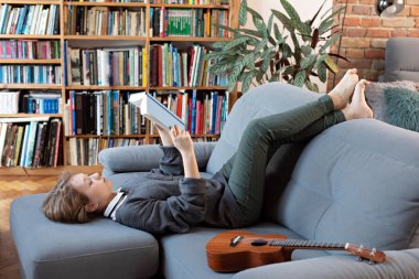 Evde eğitim. Evden okula. Okul ödevi yapıyordum. Coronavirüs karantinası