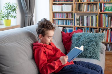 Evde eğitim. Evden okula. Okul ödevi yapıyordum. Coronavirüs karantinası