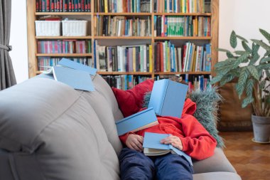 Çevrimiçi eğitim, kitap okuma ve okul ödevi yapma mesafesi. Coronavirüs karantinası.