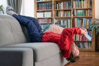 Çevrimiçi e-öğrenim kullanan öğrenci, uzaklık öğrenimi online eğitim, koronavirüs karantinası