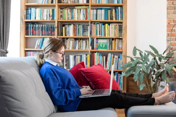 Student Korzystający Learningu Online Kształcenie Online Odległość Kwarantanna Dla Koronawirusów — Zdjęcie stockowe