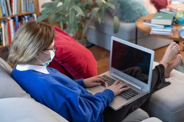 Student Korzystający Learningu Online Kształcenie Online Odległość Kwarantanna Dla Koronawirusów — Zdjęcie stockowe
