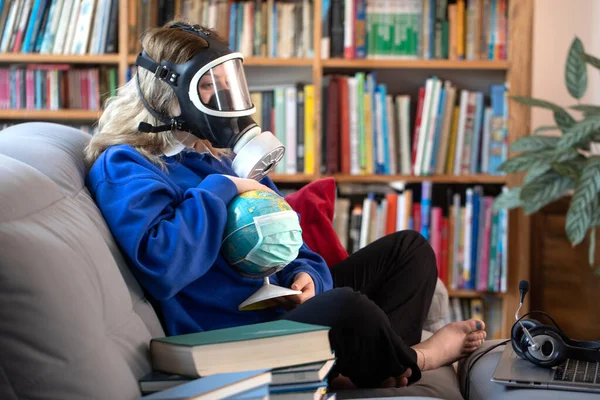 Girl Holding Planet Earth Wearing Protective Mask Concept Quarantine Protection — Stock Photo, Image
