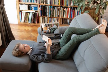 Çevrimiçi e-öğrenim kullanan öğrenci, uzaklık öğrenimi online eğitim, koronavirüs karantinası