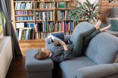 Çevrimiçi e-öğrenim kullanan öğrenci, uzaklık öğrenimi online eğitim, koronavirüs karantinası