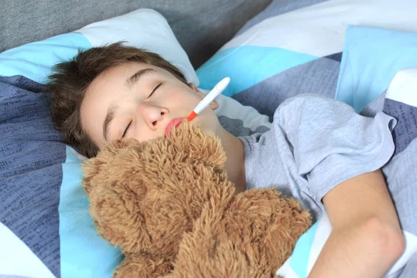 Niño Enfermo Acostado Cama Gripe Fiebre Niño Enfermo Acostado Cama — Foto de Stock