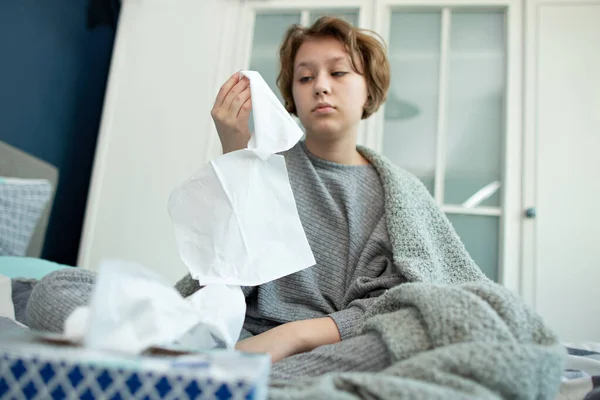 Niña Enferma Con Termómetro Estornudando Tejido Gripe Una Mujer Resfrió — Foto de Stock
