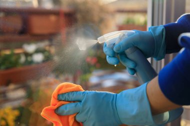 Oda servisi: Pencereleri temizlemek, cam temizleyicisi, cam sileceği, sünger ve sabun köpüğü kullanarak camları silmek