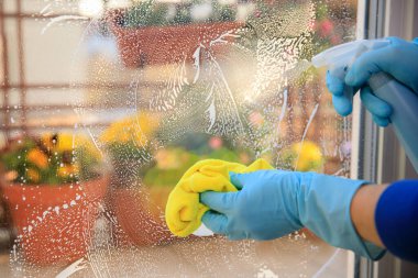 Oda servisi: Pencereleri temizlemek, cam temizleyicisi, cam sileceği, sünger ve sabun köpüğü kullanarak camları silmek