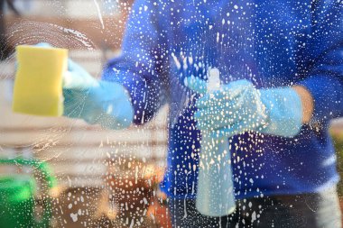 Oda servisi: Pencereleri temizlemek, cam temizleyicisi, cam sileceği, sünger ve sabun köpüğü kullanarak camları silmek