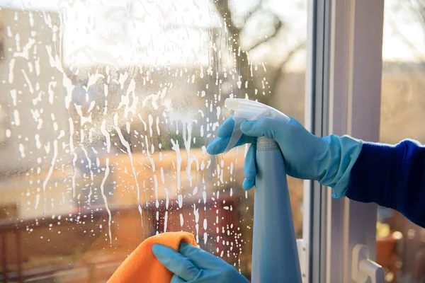 ハウスキーピング 窓の掃除 窓の掃除 窓を洗うためのスクイーズ スポンジ — ストック写真
