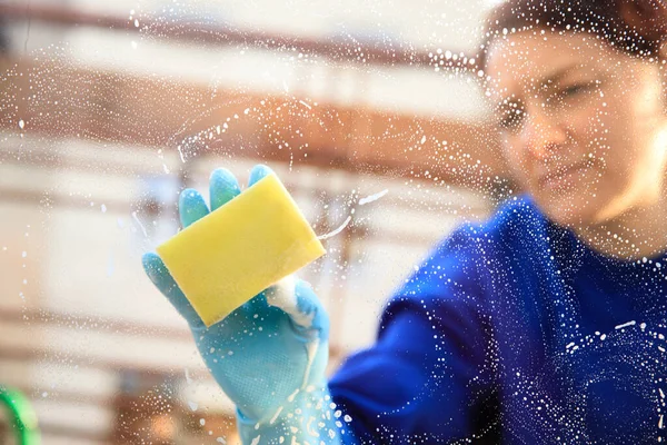 Oda Servisi Pencereleri Temizlemek Cam Temizleyicisi Cam Sileceği Sünger Sabun — Stok fotoğraf