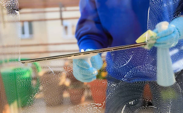 Pulizia Pulire Finestre Lavavetri Con Tergipavimento Spugna Sapone Lavare Una — Foto Stock