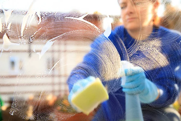 Pulizia Pulire Finestre Lavavetri Con Tergipavimento Spugna Sapone Lavare Una — Foto Stock