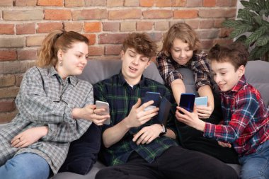 Bir grup mutlu arkadaş selfie çekiyor ve eğleniyorlar mutlu genç arkadaşlar evde oturup selfie çekiyorlar.