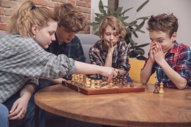 Bir grup mutlu genç evde dinleniyor. Gençler evde vakit geçiriyor. Coronavirus. Karantina