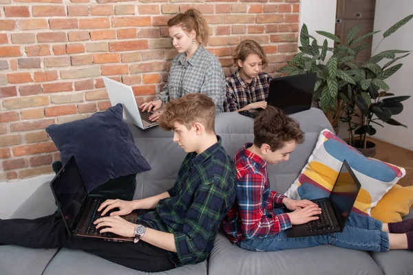 Groupe Étudiants Travaillent Ligne Maison Amis Travaillant Maison Table Coronavirus — Photo