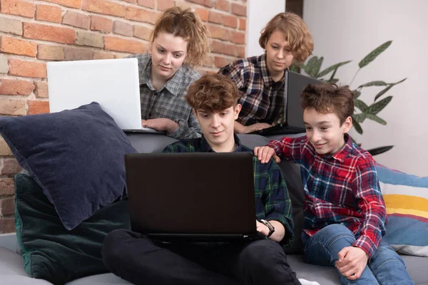 Group Students Work Online Home Friends Working Home Table Coronavirus — Stock Photo, Image