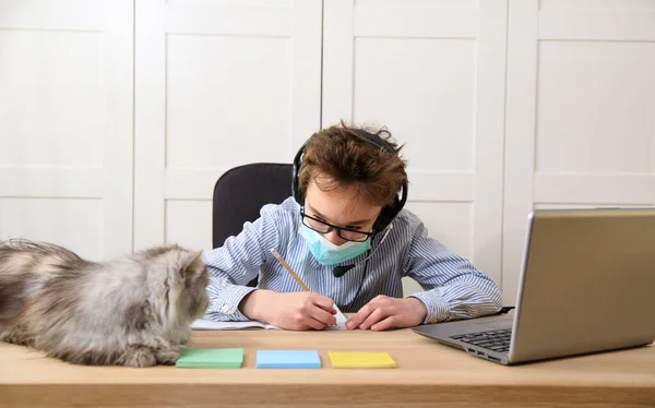 Distansutbildning Nätet Skolpojke Medicinsk Mask Studerar Hemma Coronavirus Karantän — Stockfoto