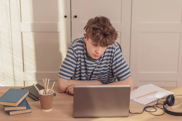 Ένας Καλός Έφηβος Μαθαίνει Στο Γραφείο Του Στο Δωμάτιό Του — Φωτογραφία Αρχείου