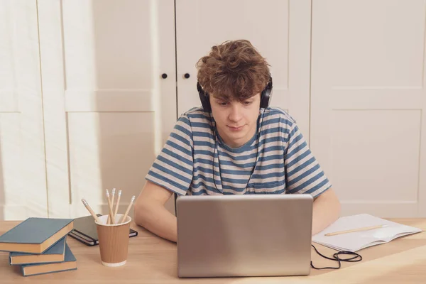 Хороший Хлопчик Підліток Навушниках Використовує Ноутбук Вчиться Столом Своїй Кімнаті — стокове фото