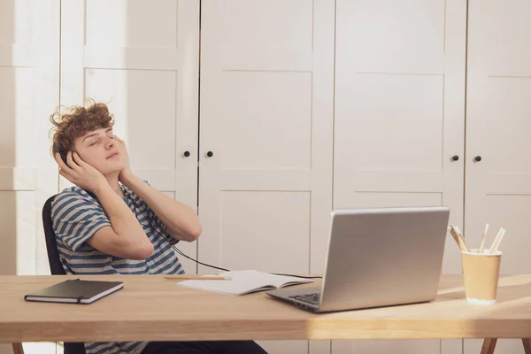 Хлопчик Підліток Навушниках Слухає Розслаблюючу Музику Використовує Ноутбук Відпочиває Він — стокове фото