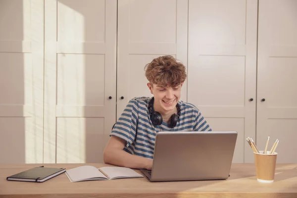 Gentil Adolescent Dans Casque Utilise Ordinateur Portable Apprend Son Bureau — Photo