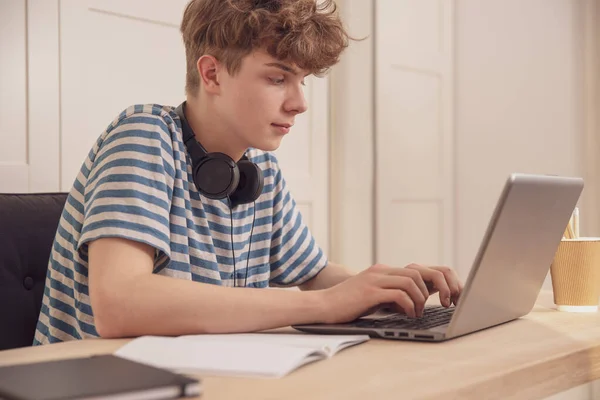 Хороший Хлопчик Підліток Навушниках Використовує Ноутбук Вчиться Своїм Столом Своїй — стокове фото