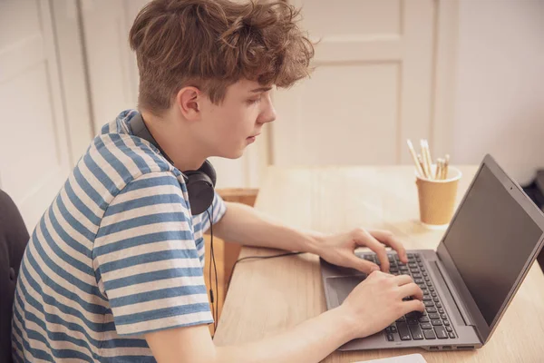 Хороший Хлопчик Підліток Навушниках Використовує Ноутбук Вчиться Своїм Столом Своїй — стокове фото