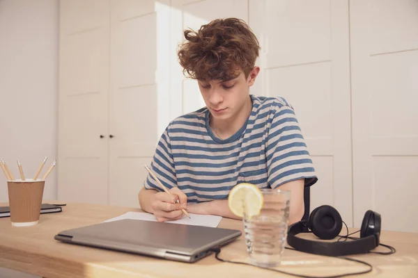 Garoto Atencioso Sua Mesa Está Pensando Aprender Aprendizagem Distância Por — Fotografia de Stock