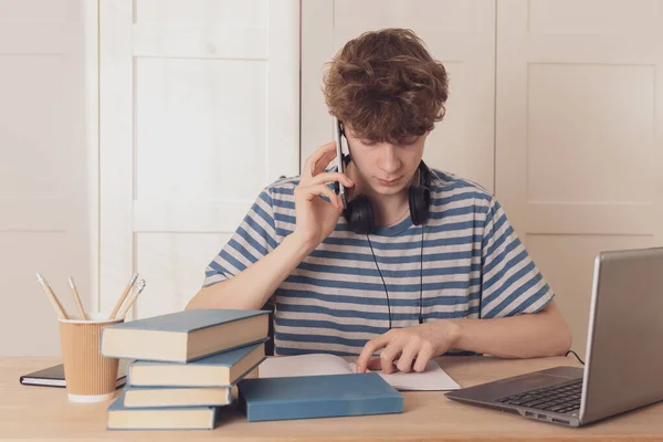 Teenager Che Parla Telefono Cellulare Imparando Usando Laptop Bambino Premuroso — Foto Stock