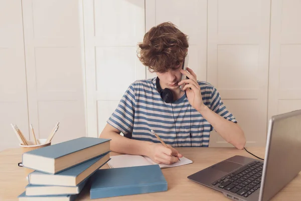 Підліток Розмовляє Мобільному Телефоні Вчиться Допомогою Ноутбука Удумлива Дитина Своїм — стокове фото