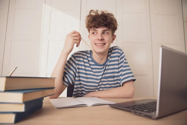 Garoto Atencioso Sua Mesa Está Pensando Aprender Aprendizagem Distância Por — Fotografia de Stock