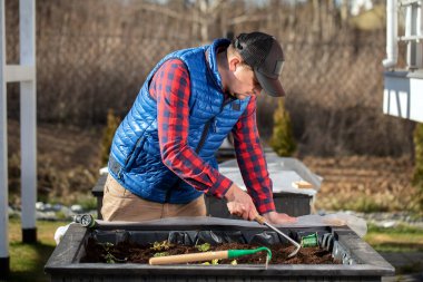 Balkonunuzda ya da terasınızda sebze bahçesi yapmak için konteyner. Etikette şu başlıklar gösteriliyor: 