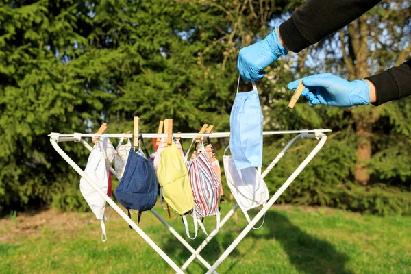 Máscara Higiénica Colgando Exterior Del Rack Después Haber Sido Lavada — Foto de Stock