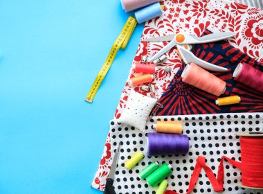 Ev yapımı tekstil yüz, burun ve ağız maskesi virüse karşı. Bir covid-19 salgını sırasında evde koruyucu yüz maskeleri dikmek. Moda maskesi kumaş pamuktan el yapımı.