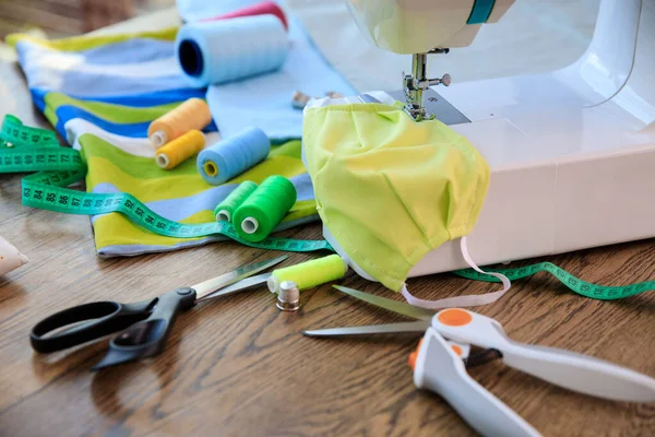 Mode Gezichtsmasker Handgemaakt Van Stof Katoen Zelfgemaakte Bescherming Textil Gezicht — Stockfoto