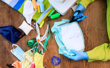 Ev yapımı tekstil yüz, burun ve ağız maskesi virüse karşı. Bir covid-19 salgını sırasında evde koruyucu yüz maskeleri dikmek. Moda maskesi kumaş pamuktan el yapımı.