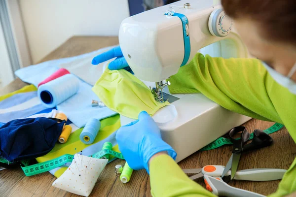 Mode Gezichtsmasker Handgemaakt Van Stof Katoen Zelfgemaakte Bescherming Textil Gezicht — Stockfoto