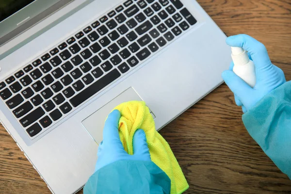 Covid Coronavirusdesinfecção Limpeza Espaço Trabalho Desinfectando Superfície Mesa Teclado Mouse — Fotografia de Stock