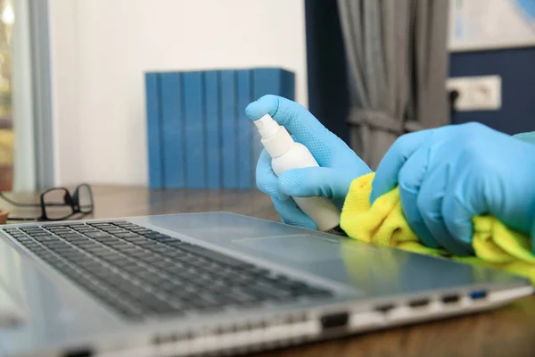 Evde Temizlik Yapmak Ofiste Antibakteriyel Dezenfektan Spreyi Sıkmak Koronavirüse Karşı — Stok fotoğraf