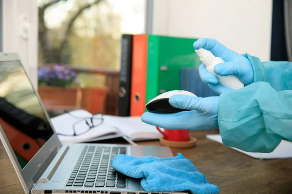 Covid Coronavirusdesinfecção Limpeza Espaço Trabalho Desinfectando Superfície Mesa Teclado Mouse — Fotografia de Stock