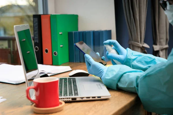 Covid Coronavirusdesinfecção Limpeza Espaço Trabalho Desinfectando Superfície Mesa Teclado Mouse — Fotografia de Stock